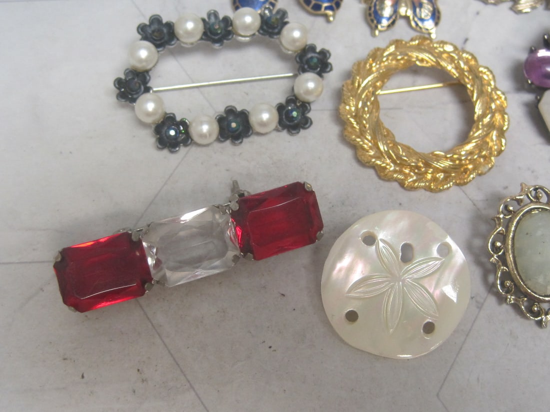Lot of 11 Brooches - 2