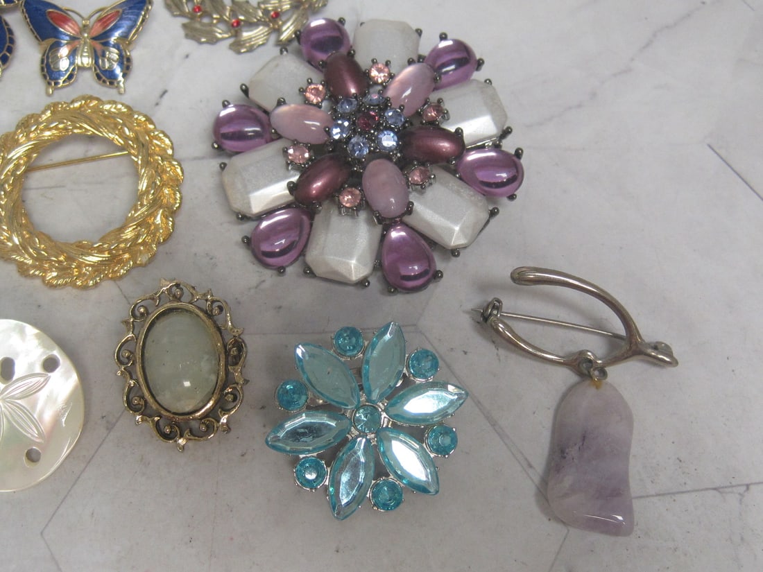 Lot of 11 Brooches - 4