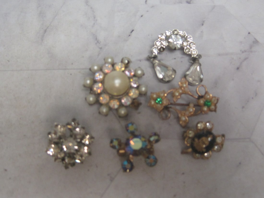 Lot of 6 Vintage Rhinestone Brooches: . 