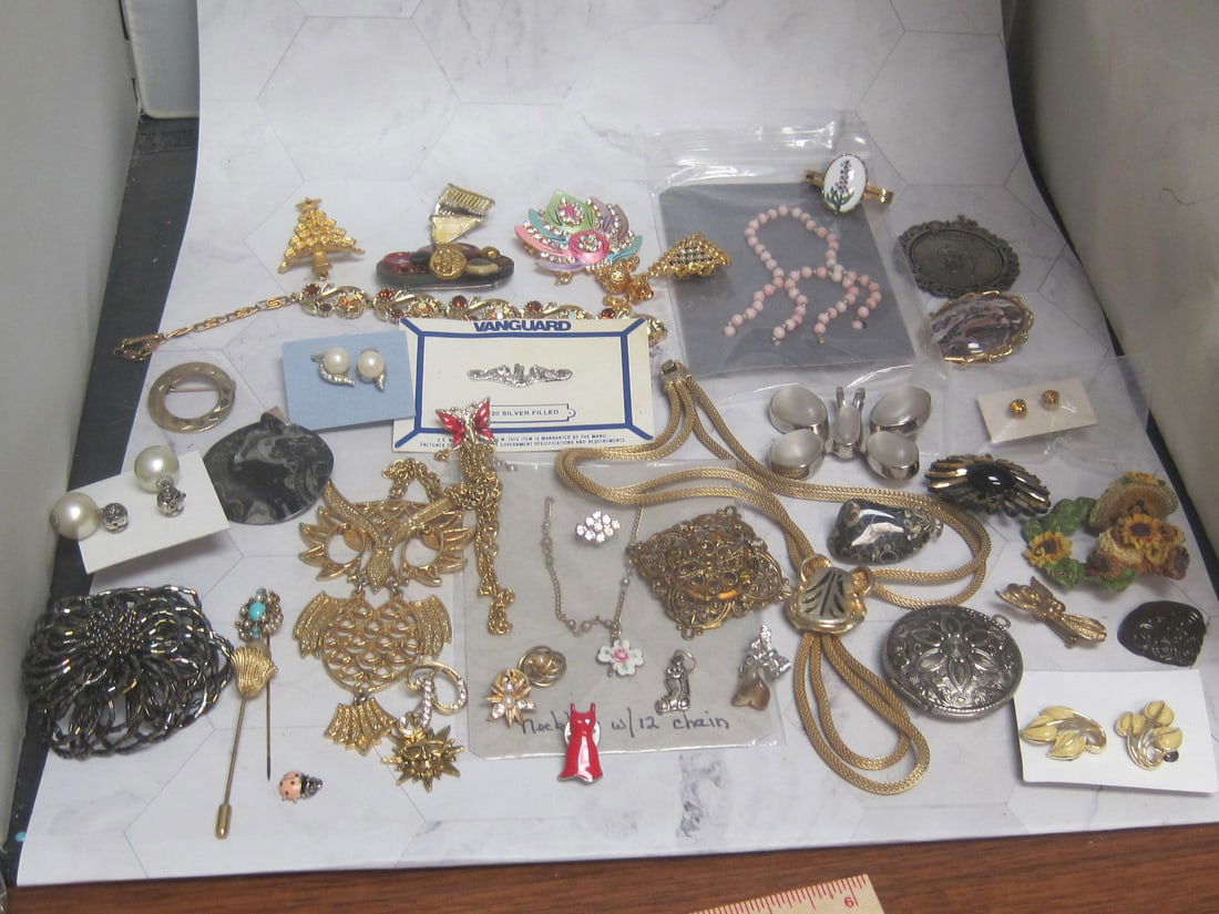 Huge Lot of Vintage/Modern Jewelry: . 