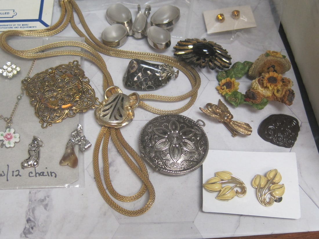 Huge Lot of Vintage/Modern Jewelry - 4