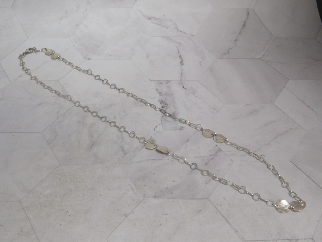 26" Sterling Silver Link & Hammered Disc Necklace: Weighs 9.9 grams 
