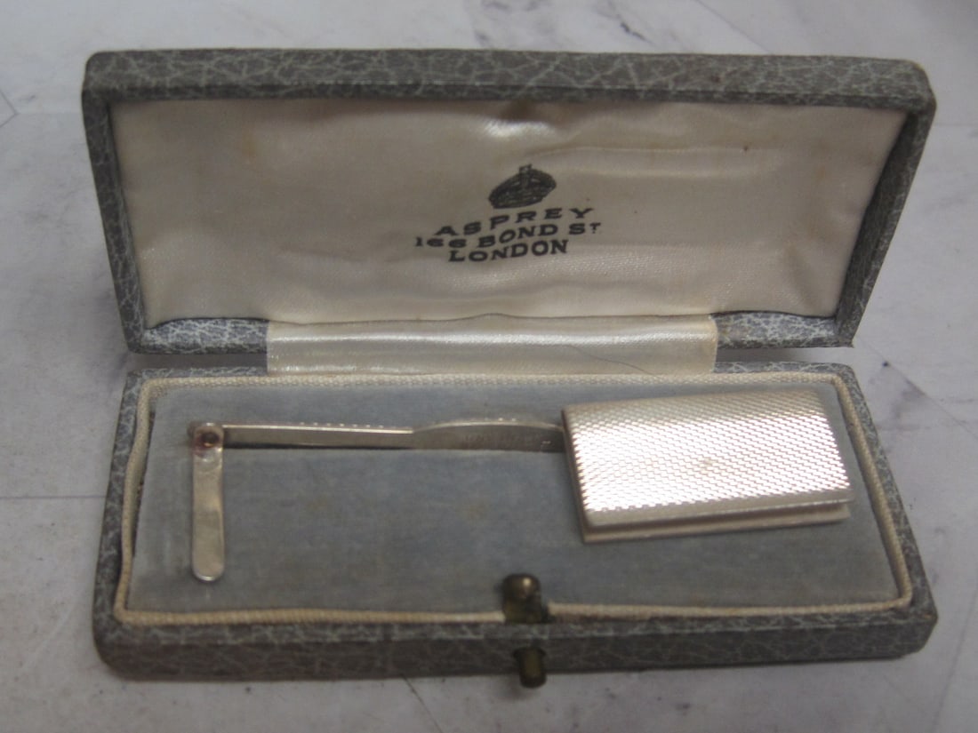 Sterling Silver Asprey London Bookmark in Original Case: Weighs 9.5 grams 