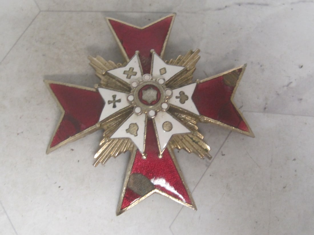 Vintage Enameled Medal/Brooch: Some enamel missing 