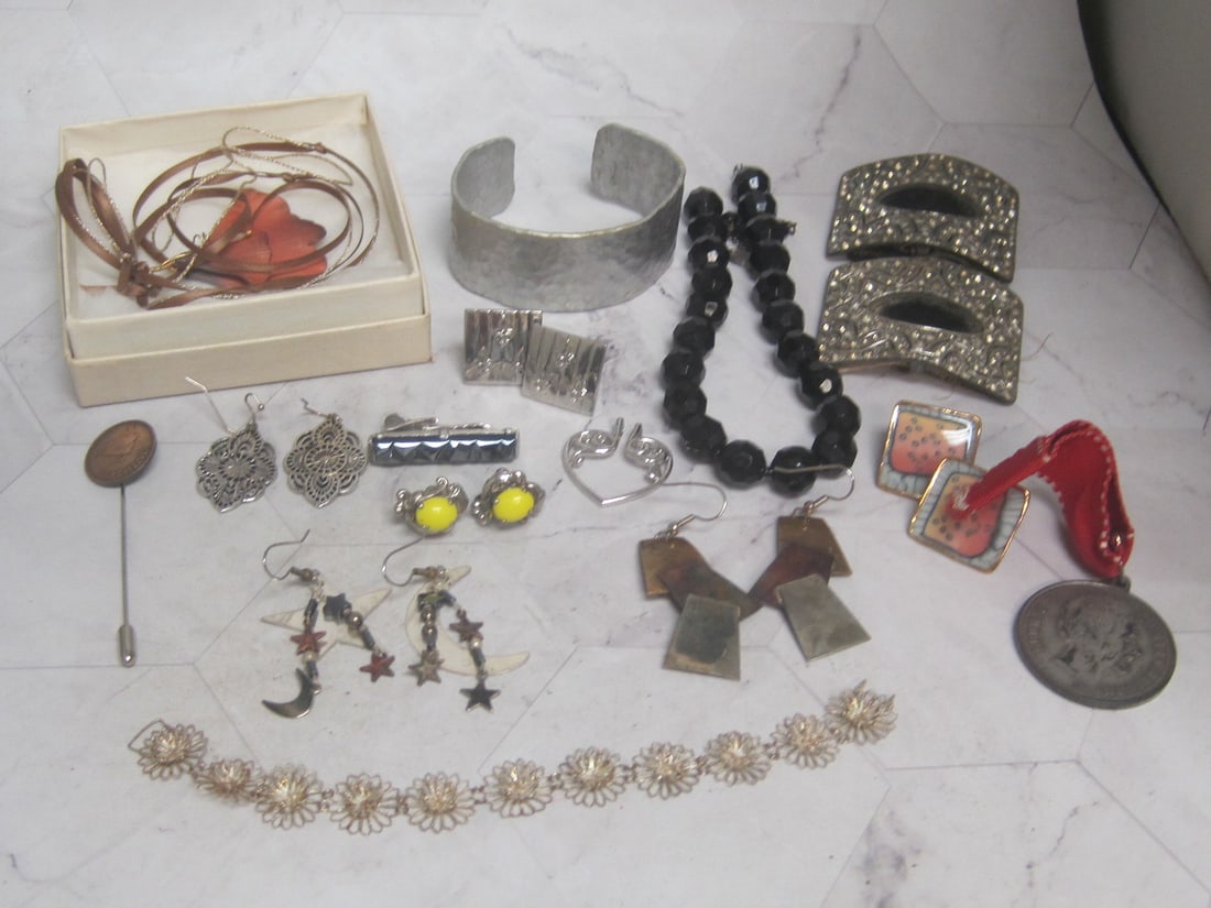 Lot of Vintage Fashion Jewelry: . 