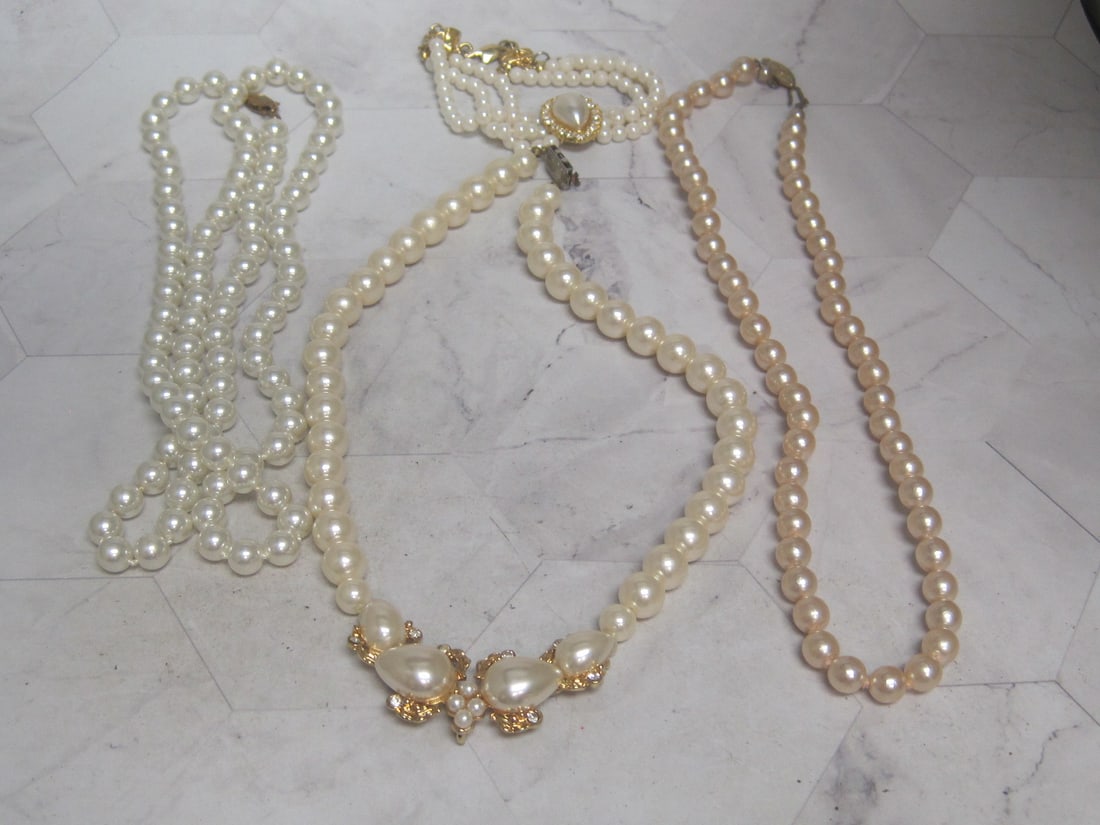 Lot of Faux Pearl Jewelry: . 