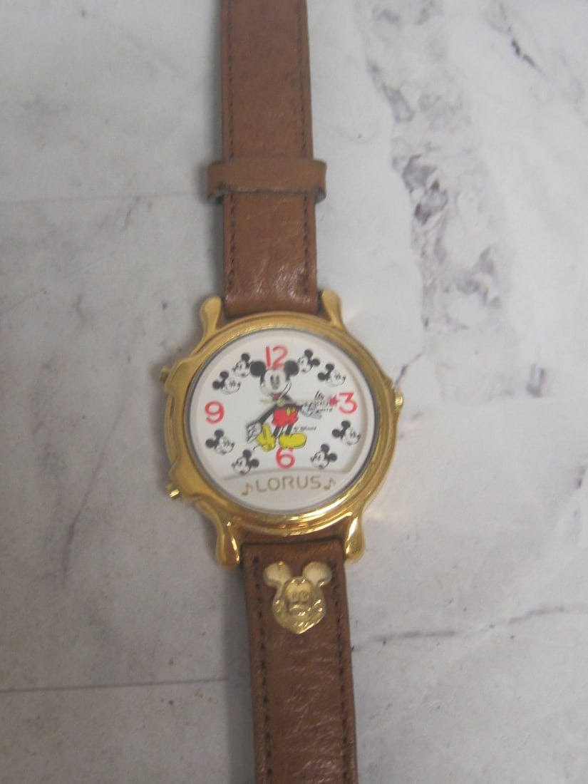 Vintage Lorus Mickey Mouse Watch: . 