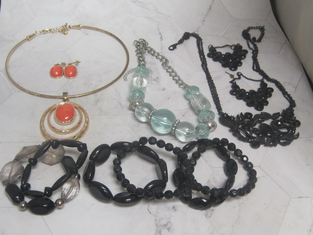 Lot of Fashion Jewelry: . 