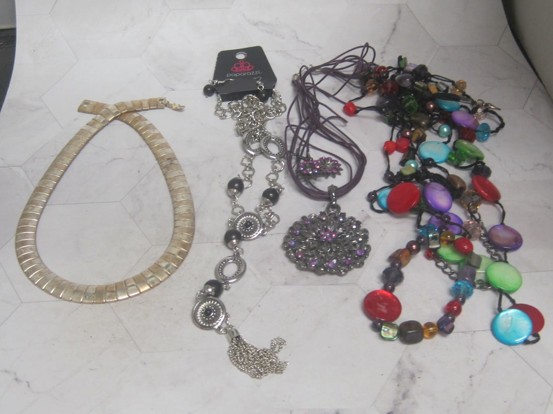 Lot of Fashion Jewelry: . 