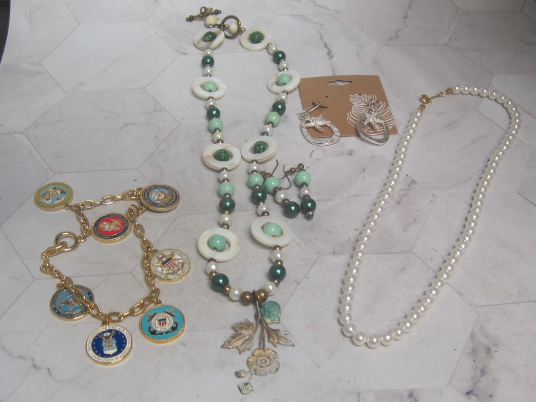Lot of Fashion Jewelry: . 