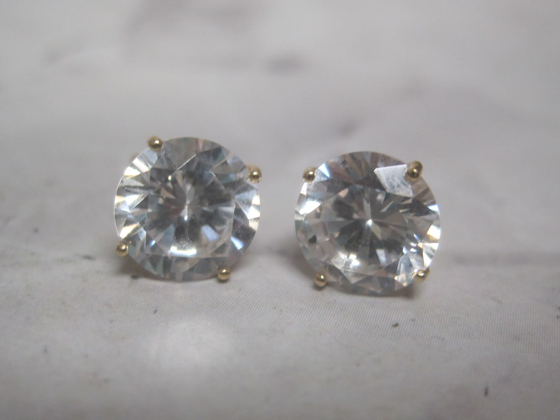 14k Gold CZ Stud Pierced Earrings: Weighs 1.9 grams 