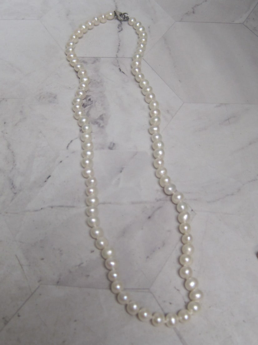 18" Pearl Necklace with Sterling Silver Clasp: . 