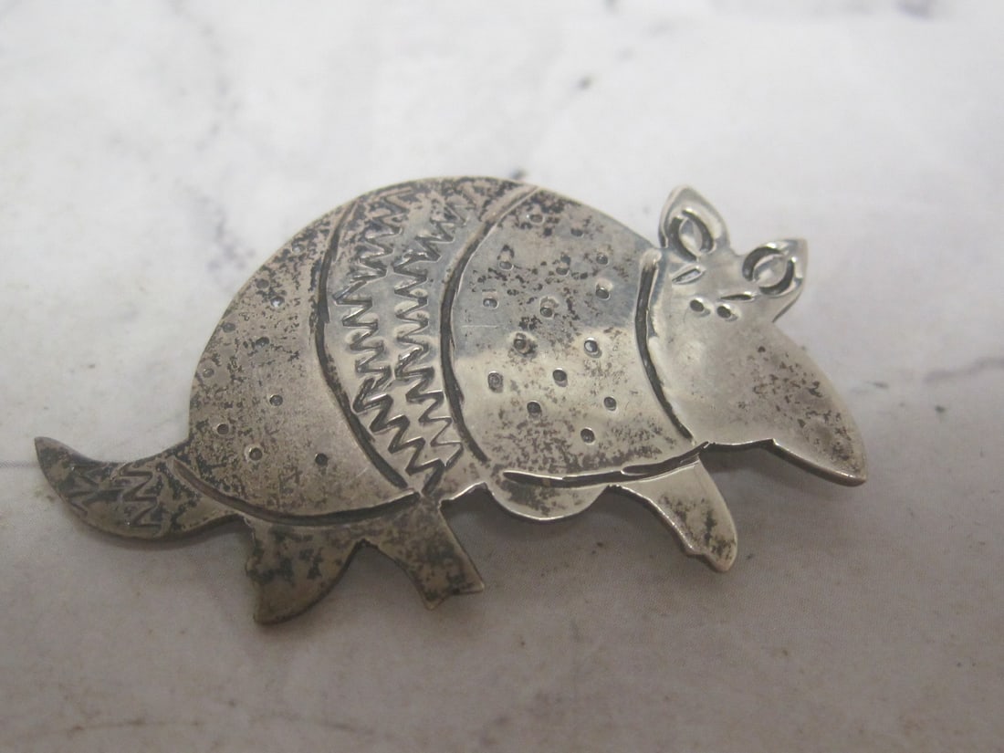 Sterling Silver Armadillo Brooch: Weighs 6.1 grams 