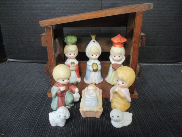 Nativity Set: 7 x 4 x 7 