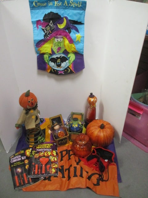 Halloween Decorations: . 