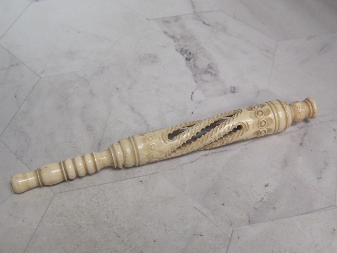 Victorian Carved Dip Pen or Fountain Pen in Elaborate Case: Unscrews, 5 1/2" 