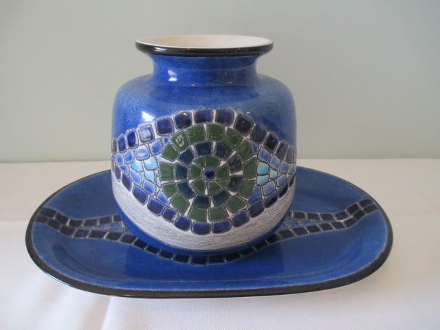 Artesa Handpainted Mosaic Urn Vase and Platter: Vase 7"h, platter 13" x 9" 