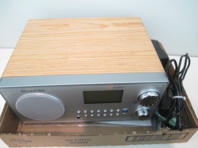 Sangean HDR-18 Digital Sound Radio: powers on, has owner's manual 