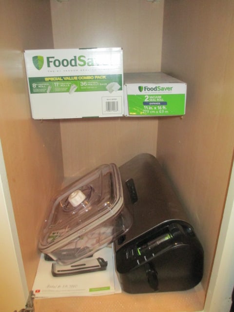 FoodSaver FM3900 Series Vacuum Sealing System and Vacuum Seal Rolls: powers on, has owner's manual 