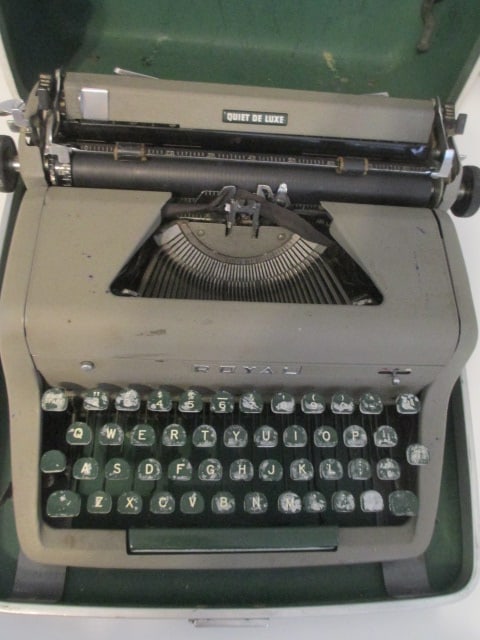 Vintage Royal Quite De Luxe Portable Manual Typewriter - 2