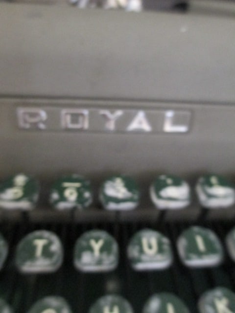 Vintage Royal Quite De Luxe Portable Manual Typewriter - 4
