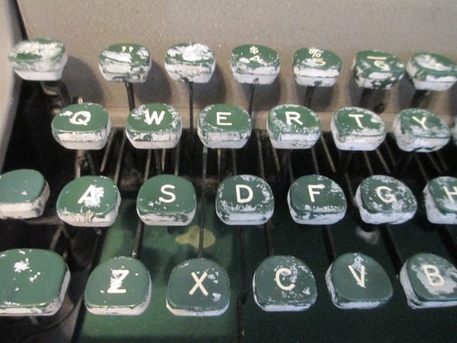 Vintage Royal Quite De Luxe Portable Manual Typewriter - 7