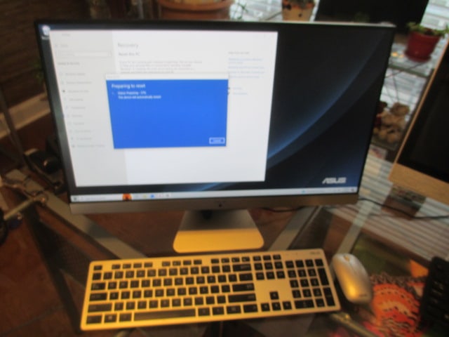 Asus V241IC All-in-One PC, Wireless Mouse and Keyboard: Asus PC has intell Core i5 7th generation, Windows, HDMI. Powers on and has been reset to factory settings. Local Pickup 