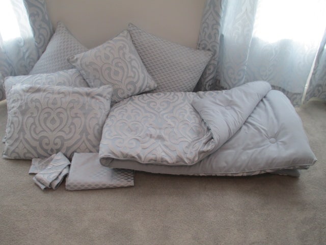 J. Queen New York Queen Size Bedding Ensemble - 2