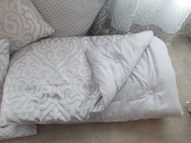 J. Queen New York Queen Size Bedding Ensemble - 3