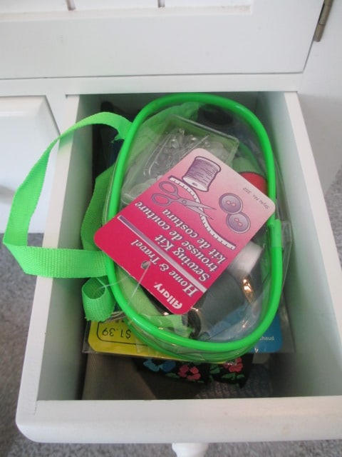 Handheld Sewing Machine in Original Box, Singer Battery Power Scissors and - 7