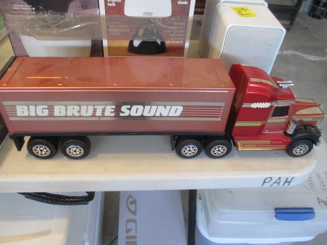 Old Buddy L "Big Brute Sound" Pressed Metal 18 Wheel Toy Truck: 21" long, some fading to decals
