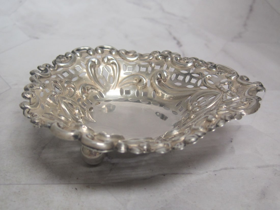 Sterling Silver 1890 Pin/Ring Dish by Michael Bosley: Weighs 18.4 grams 