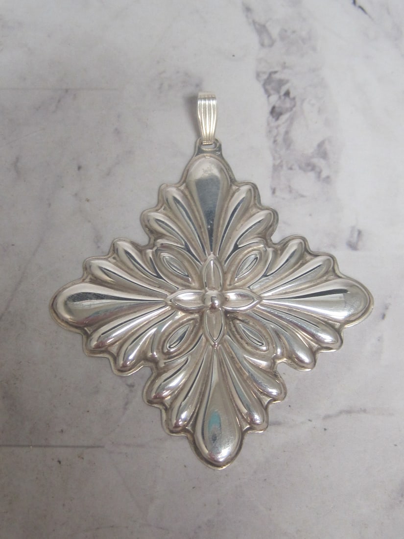 Sterling Silver Reed & Barton 1988 Cross Ornament/Pendant: Weighs 12.7 grams