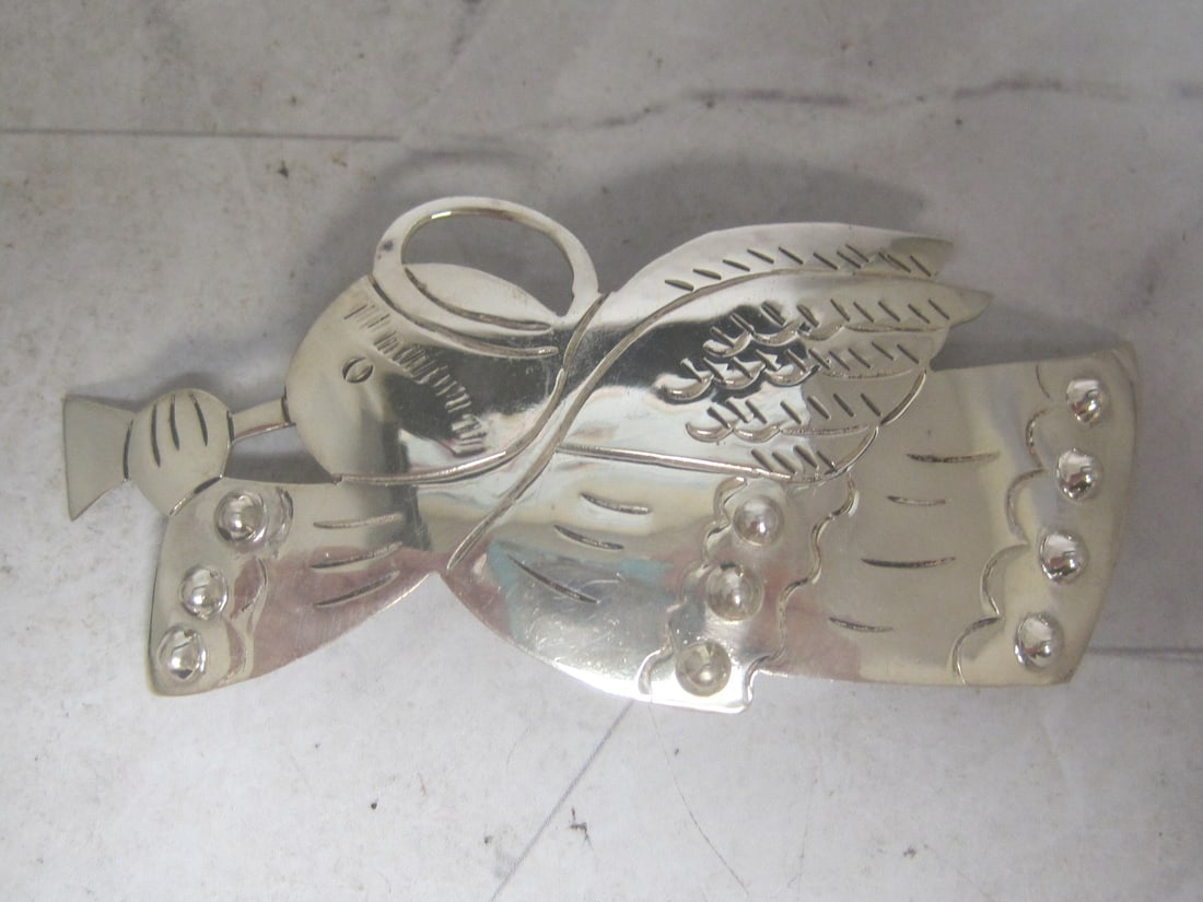 Sterling Silver Vintage Angel Blowing Trumpet Brooch: Weighs 13.9 grams 
