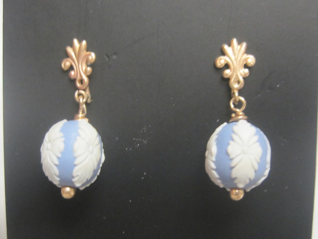 14k Gold Wedgwood Jasper Pierced Earrings: Weighs 3.6 grams 