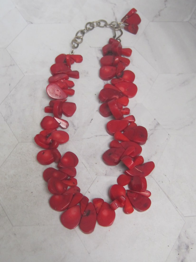 20" Vintage Sterling Silver Coral Chip Stone Necklace: . 