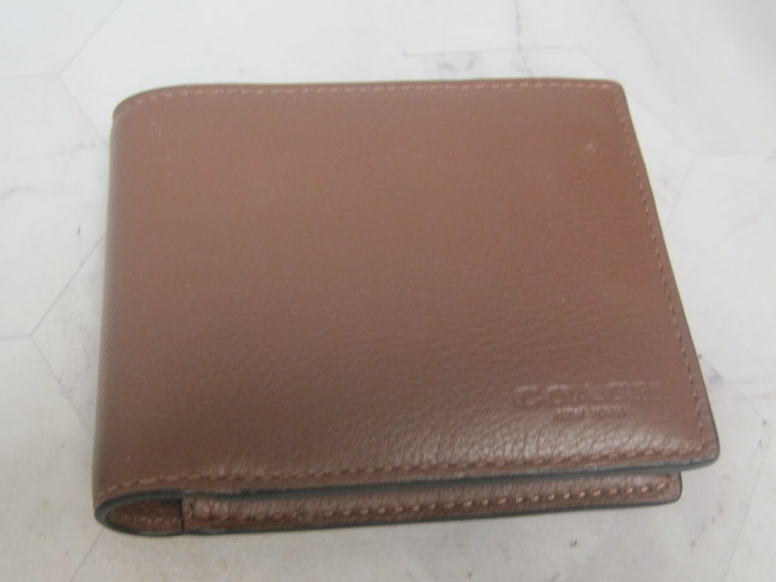 Coach Leather Bifold Wallet: Like new, authenticated 