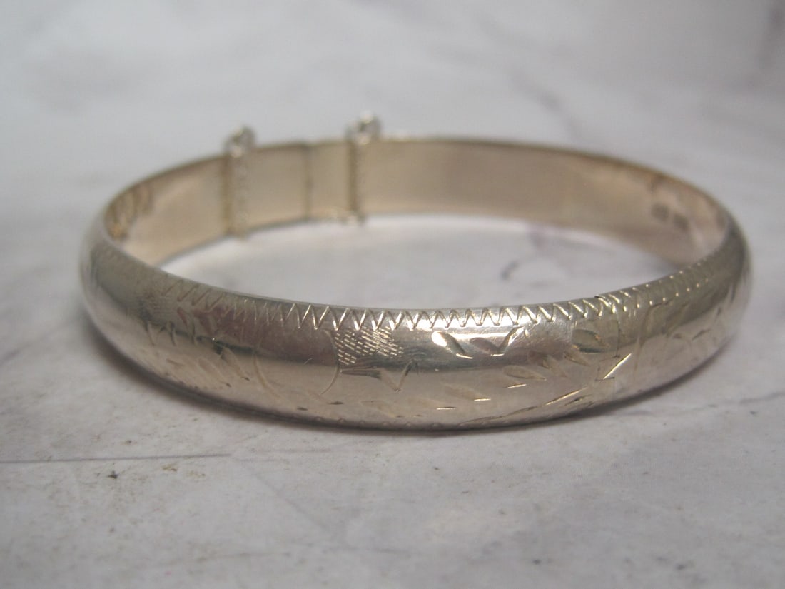 Sterling Silver Etched Hinged Bangle Bracelet: Weighs 11.9 grams 