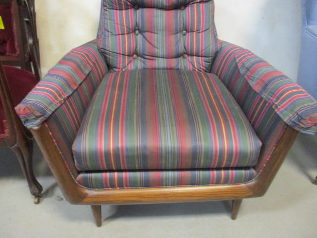 Mid-Century Modern Lounge Chair with Wood Trim - 4