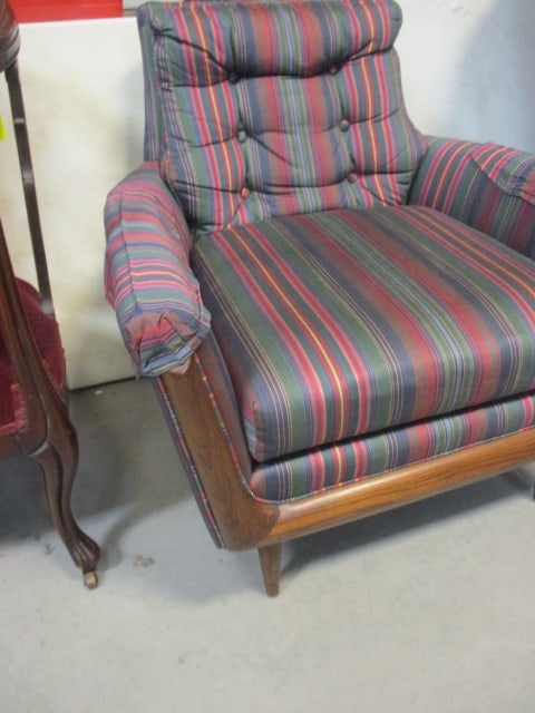 Mid-Century Modern Lounge Chair with Wood Trim - 5