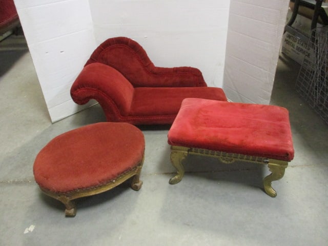 Chaise Lounge for Dolls with 2 Ottomans: .