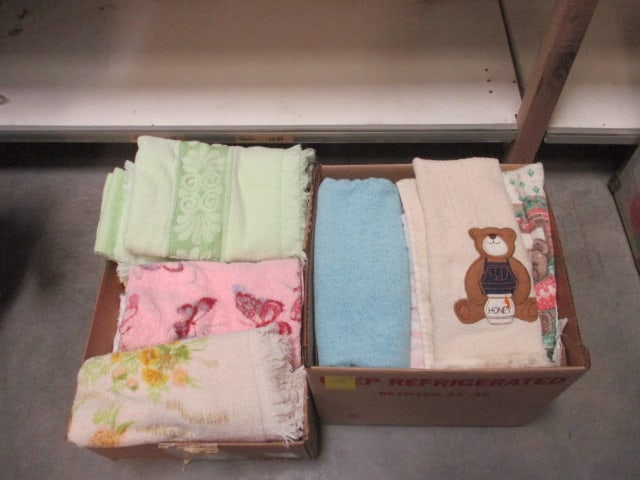 2 Boxes of Bath and Hand Towels - Vintage: . 