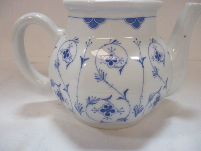 Vintage Teapot From The Toscany Collection in Japan, Porcelain, Strawflower Gilt - 7