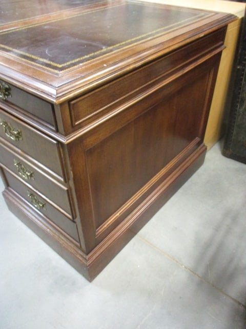 Sligh Furniture Executive Desk with Leather Inserts - 11
