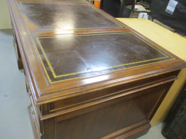 Sligh Furniture Executive Desk with Leather Inserts - 12