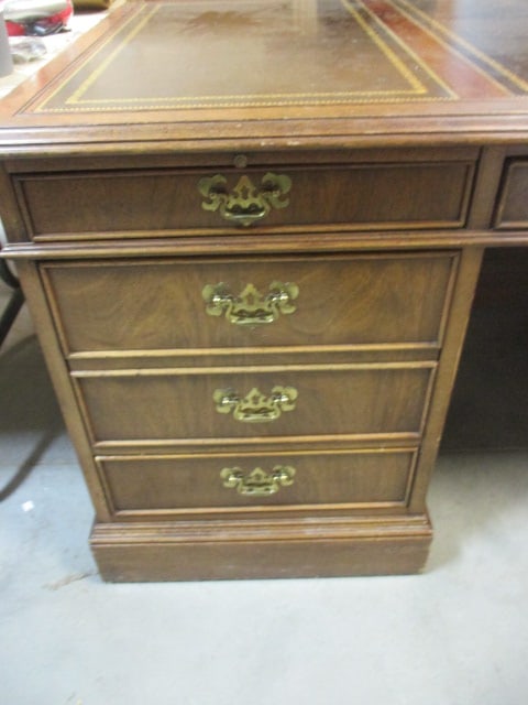 Sligh Furniture Executive Desk with Leather Inserts - 9