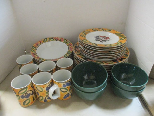 35 Pieces Dansk of "Cici Berries" Dinnerware (1 of 18)