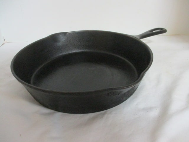 Vintage Wagner Ware Sidney No. 7 Cast Iron Skillet (1 of 7)
