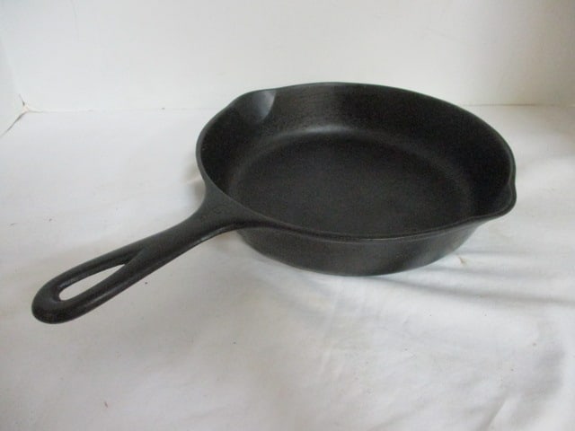 Vintage Wagner Ware Sidney No. 6 Cast Iron Skillet (1 of 6)