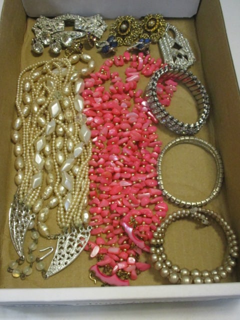 Vintage Fashion Jewelry Necklaces, Earrings, Bracelets, Shoe Clip and Brooches: . 